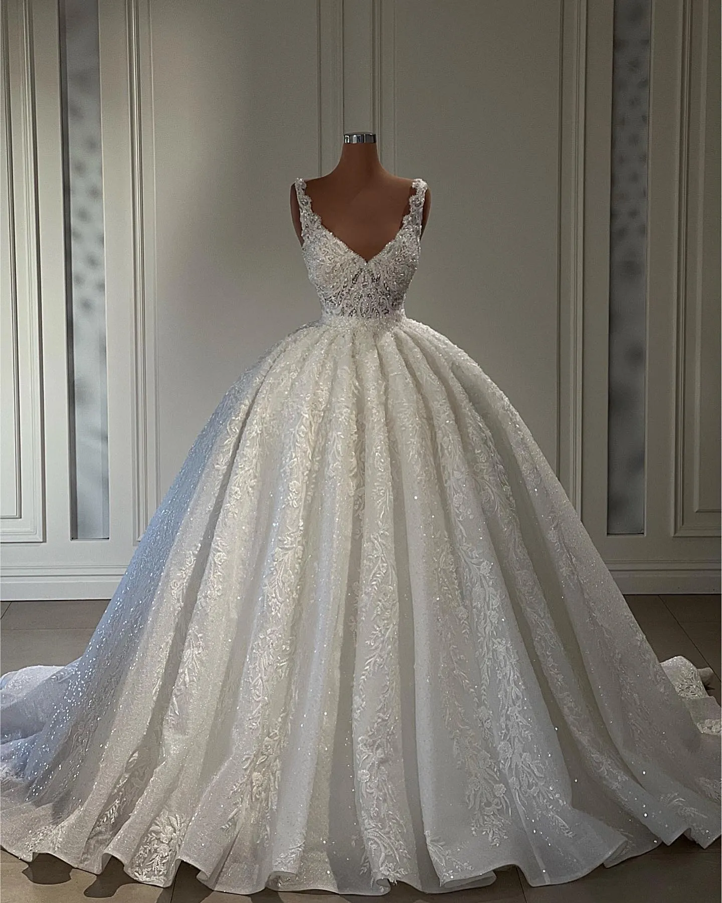 Gorgeous Long Ball Gown Sweetheart Sleeveless Lace Wedding Dress with Ruffles